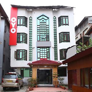 Hotel O Azad
